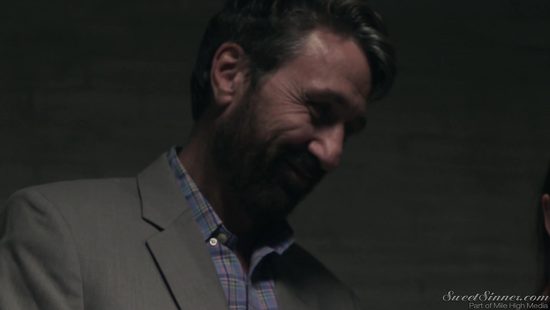 Следователь трахает преступницу прямо во время допроса