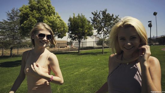 Две шаловливые сучки предложили мужику жаркий секс втроем