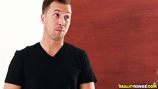 Умопомрачительная девушка развлекается с массивным членом дружка