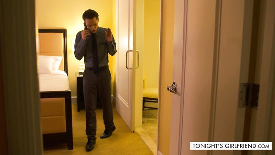 Зрелая проститутка безудержно трахается с клиентом