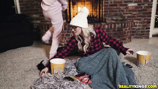 Фантастические подруги у камина занялись лесбийским сексом