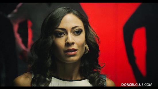 Стройная телочка трахается с двумя мужиками в подземном переходе