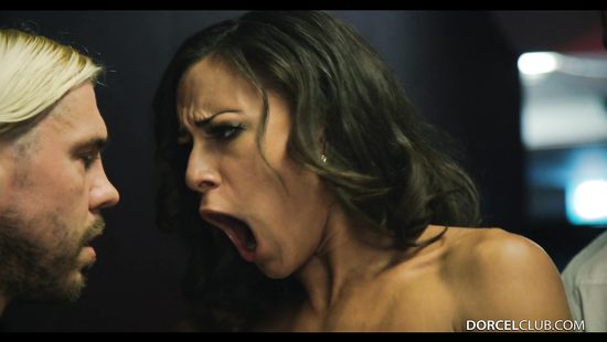 Стройная телочка трахается с двумя мужиками в подземном переходе