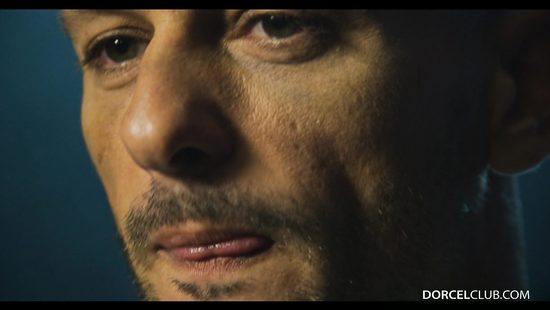 Стройная телочка трахается с двумя мужиками в подземном переходе