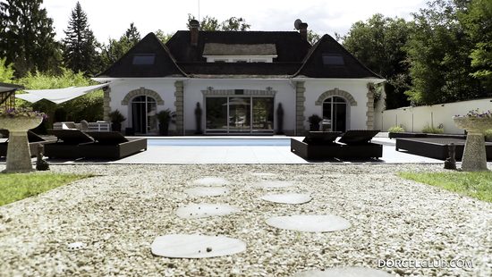 Наглый везунчик отодрал неотразимую давалку в письку возле окна