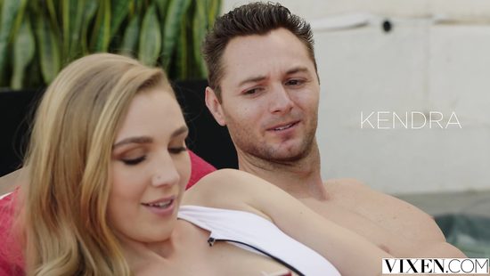 Блондинистая нимфоманка совратила ухажера невнимательной подружки