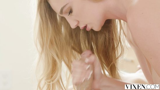 Блондинистая нимфоманка совратила ухажера невнимательной подружки