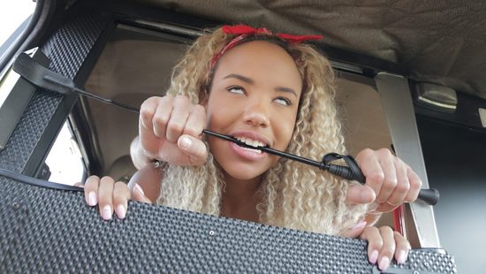 Не попробовать катнуть негритяночку на секс - себя не уважать