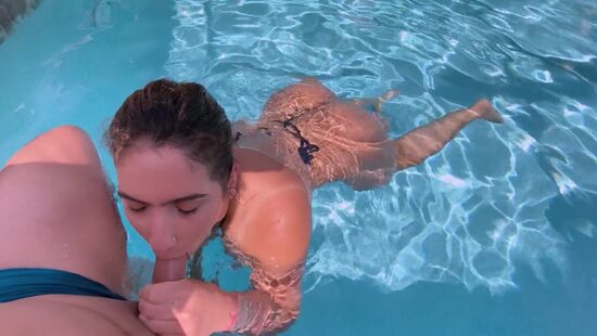 Водичка в бассейне как раз температуры для минетов