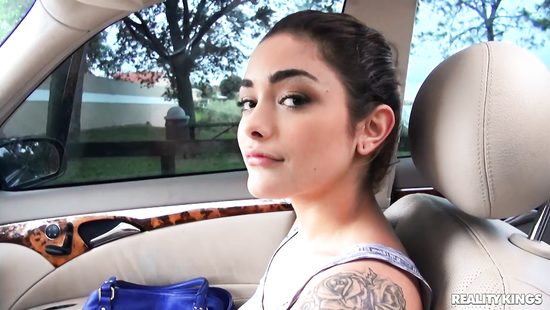 Незнакомка идеально вписалась в порнушку по неволе