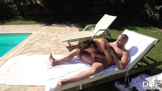 Пышные формы соседки мешают ходить без стояка