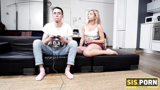 Девственность сводного брата уж слишком затянулась