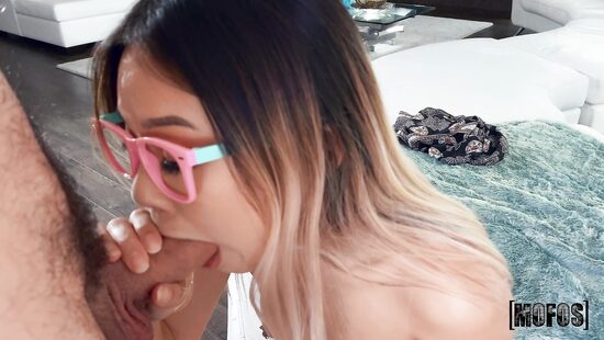 Проверка 18-летней азиатки на скилл в сексе