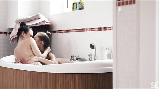 После ванной хочется лишь присесть на лицо подружке