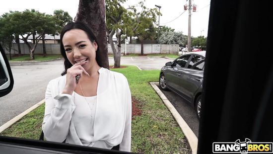 Милфа не дошла до дома без секс приключений