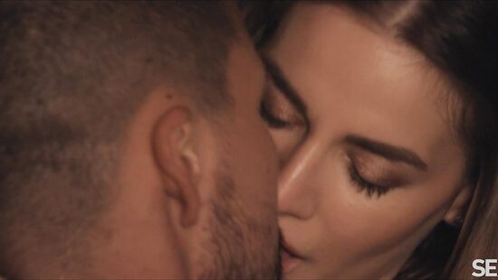 Пьяный качок готов вылизывать писю прямо в баре