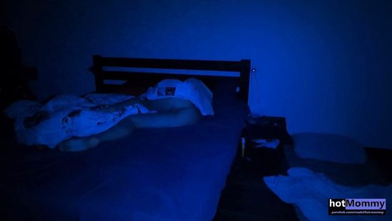 Привычка спать голенькой постоянно ведет к траху