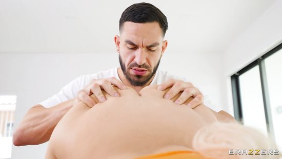 Хотел сделать массаж, а вышло растрахать