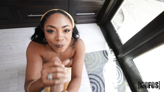 Со всех сторон шоколадная конфетка