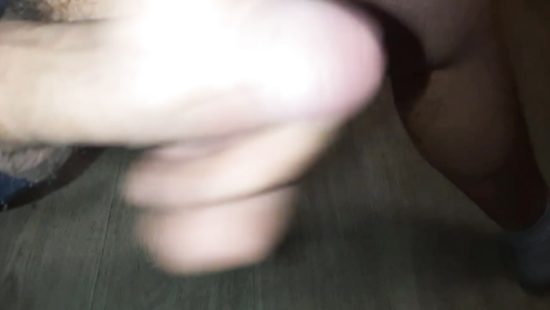 Дрочит член