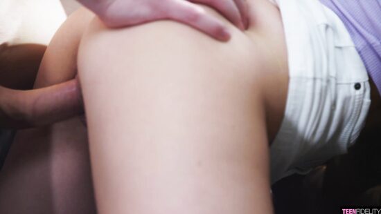 Спасаемся от жары на кожаном диванчике