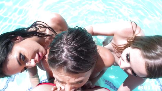 Плавчихи в гостях у порно актера