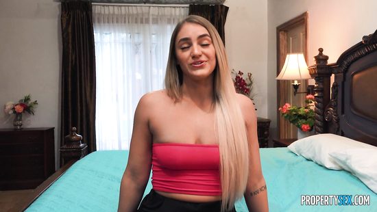 Первым делом проверяем кровать на удобство траха