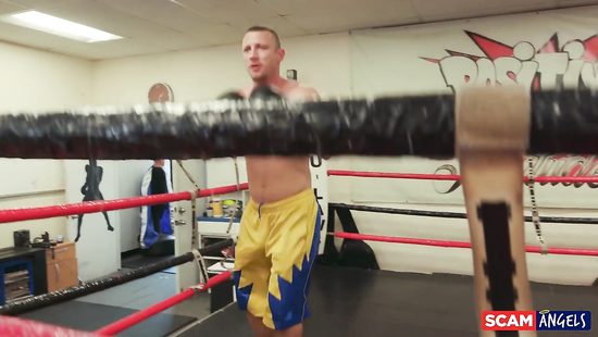 Три сексапильные девки трахаются с тренером на боксёрском ринге