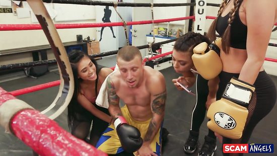 Три сексапильные девки трахаются с тренером на боксёрском ринге