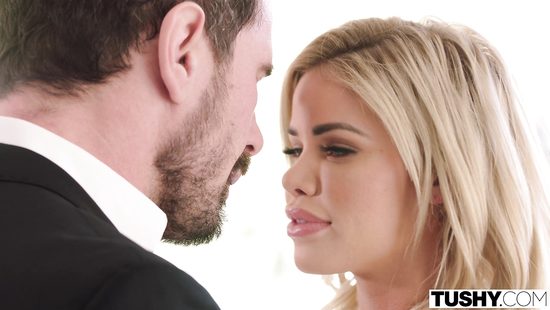 Губастая блондинка наслаждается анальной изменой с водителем