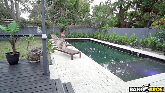 Жаркая латинка с огромной задницей ловко насаживается на член качка