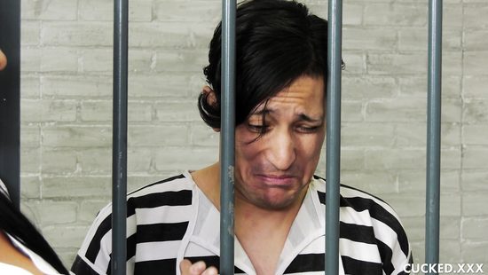 Изменчивая жёнушка сношается с брутальным полицейским пока муж за решеткой