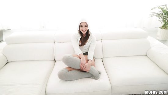 Мощный хахаль пронзает гибкую сучку с пышной попкой