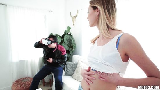 Худенькая нимфоманка изменяет парню пока он в очках виртуальной реальности