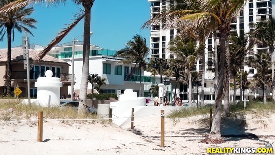 Организовал вечеринку у бассейна и трахает давалок в душевой