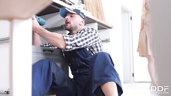 Взрослый сантехник насадил киску миниатюрной сучки на громадный член