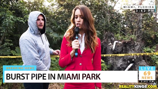 Наглый мужичок отпердолил худенькую репортершу в фургоне перед оператором