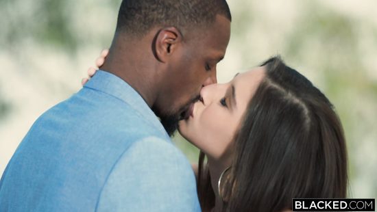 Мускулистый нигер насаживает на здоровенный член ангельскую шлюшку