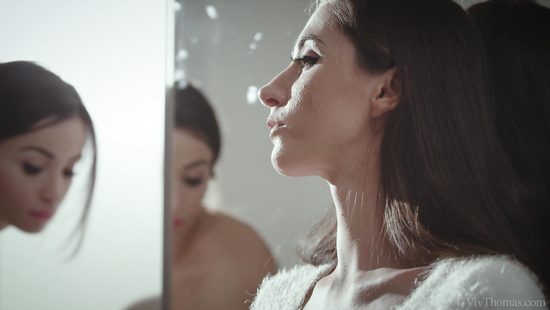 Лесбиянка возбудилась от переодевания подружки и сделала ей кунилингус