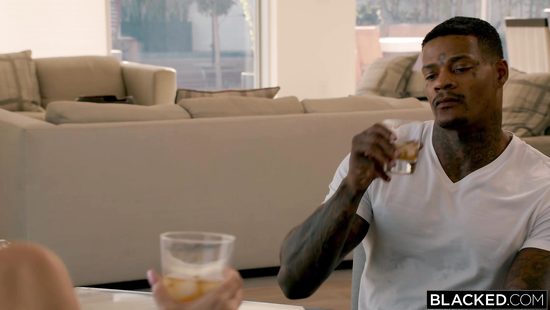 Заскучавшая от семейной жизни малышка мечтает о сексе с негром