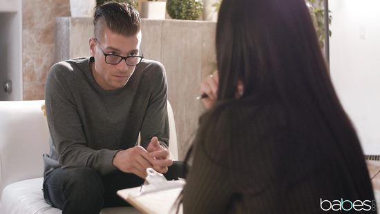 Большой фаллос студента проникает в сладкую киску прелестной училки