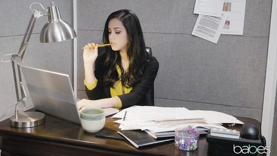 Офисная сотрудница получила длинный черный член босса за хороший отчет