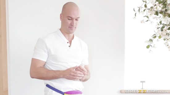 Лысый массажист не только массирует но и трахает своих клиенток