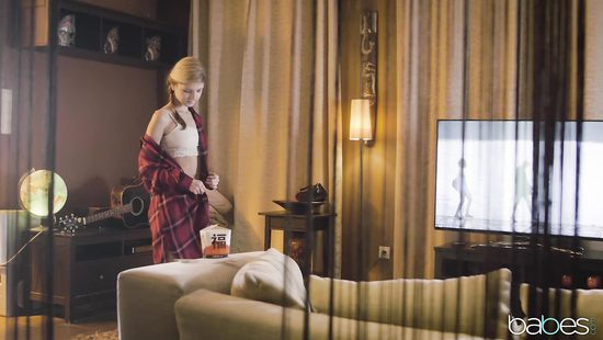 Худенькая крошка получила эротический массаж и попутно потрахалась в попку