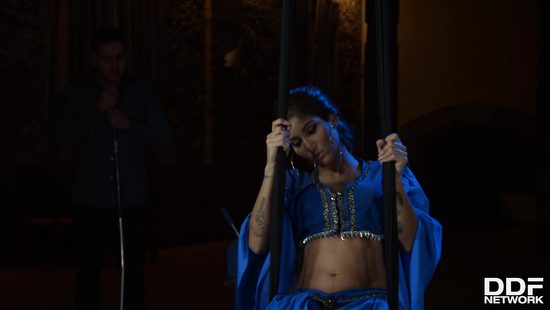 Восточная проказница покаталась на качели и отдалась молодому уборщику