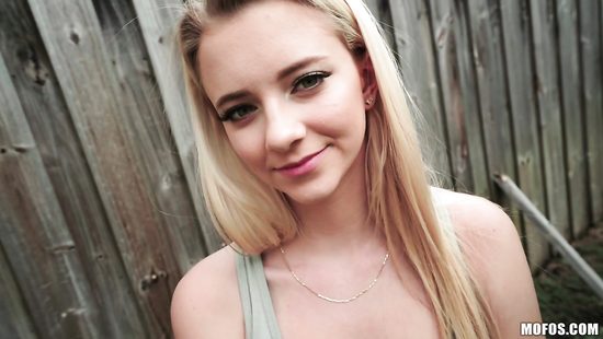 Худенькая девка после траха с пикапером в переулке наглоталась спермы