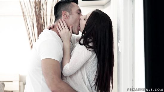Худая брюнетка в объятиях жгучего парня который хочет ее попку