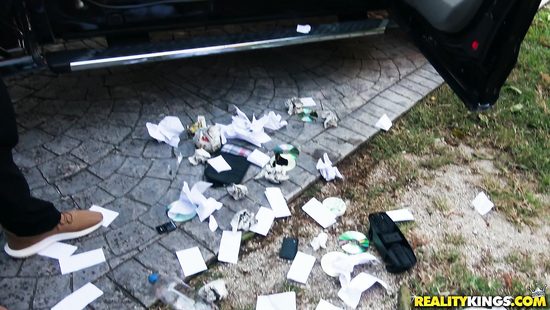 Водитель наказал большим членом капризную пассажирку