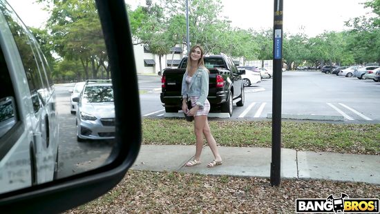 Похотливые парни развели скромную девицу на секс в машине