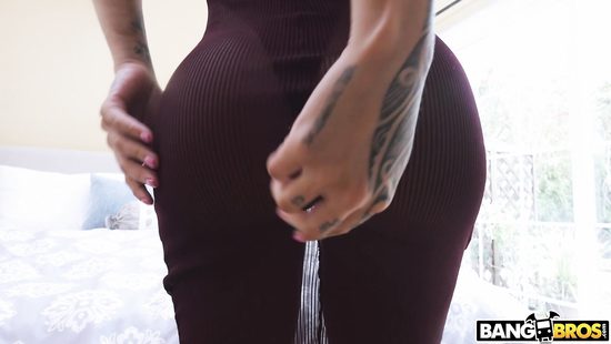 Барышня в татуировках трахается со своим дружком перед работой